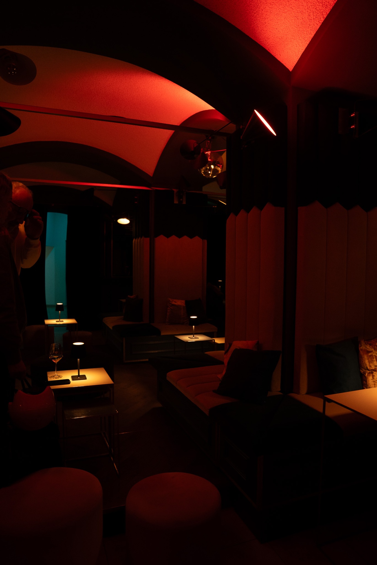 Salon Pitzelberger – rotes Gewölbe mit Discokugel